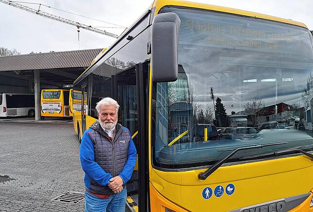 Herbert Grünacher vor einem der Omnibusse von Stadtbus Tuttlingen Klink in Radolfzell. Auf der Arbeitsstelle werden die Beschwerden über ...