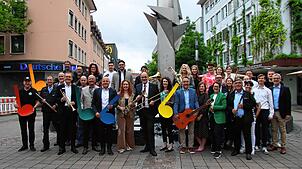 OB Bernd Häusler (Mitte) sowie Singen aktiv, die Organisatoren des Landes-Musik-Festivals und alle Sponsoren freuen sich auf ein schönes ...