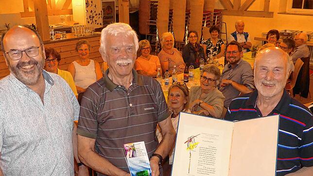 Franz Josef Hoelscher (Mitte) singt seit 40 Jahren im Kirchenchor. Zum Jubiläum gratulieren Pfarrer Ulrich Hund (links) und Vorsitzender ...