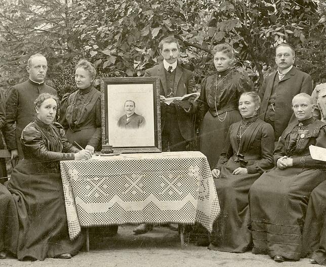 Ein historischer Augenblick: Georg Kerner (hinten rechts) nimmt Ende Mai 1906 im Vorstand des Frauenvereins die Wahl zum Beirat an. Der ...
