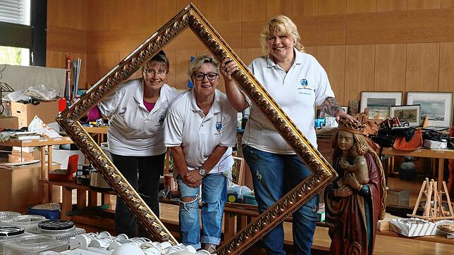 Mit Doris Maus und Alexandra Fusenecker (von links) organisierte Sandra Kirsch (rechts) im vergangenen Jahr einen Schloss-Flohmarkt. Die ...