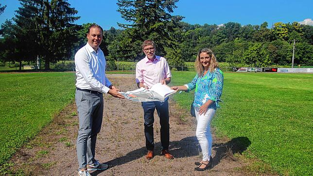 Die Pläne für die Sportanlage werden Realität: Von links CDU-Bundestagsabgeordneter Felix Schreiner im Gespräch mit Wutöschingens ...