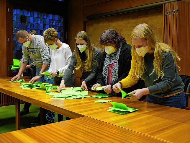 Fleißige Wahlhelfer am Wahlsonntag (von links): Mike Walk, Diana Bader, Birgit Denner, Marion Henninger und Karin Linkert.