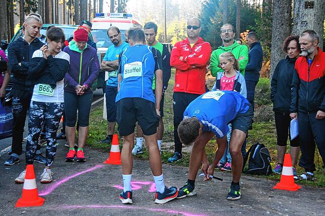 In den vergangenen Jahren stieg die Popularität der Marathon-Staffel. Das Bild zeigt eine Wechselstation. Hier muss der Chip am Fuß ...
