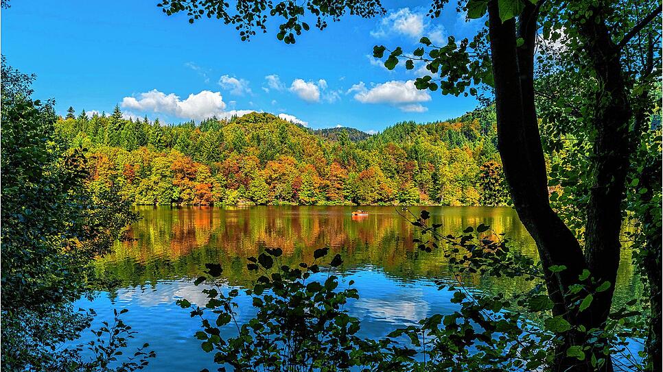 Wie ein Gemälde zeigt sich der Bad Säckinger Bergsee in diesen Herbsttagen.