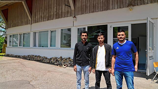 Sie sind drei der bislang 27 Bewohner in der Gemeinschaftsunterkunft und ihnen gefällt es dort. Die aus Afghanistan stammenden Männer ...