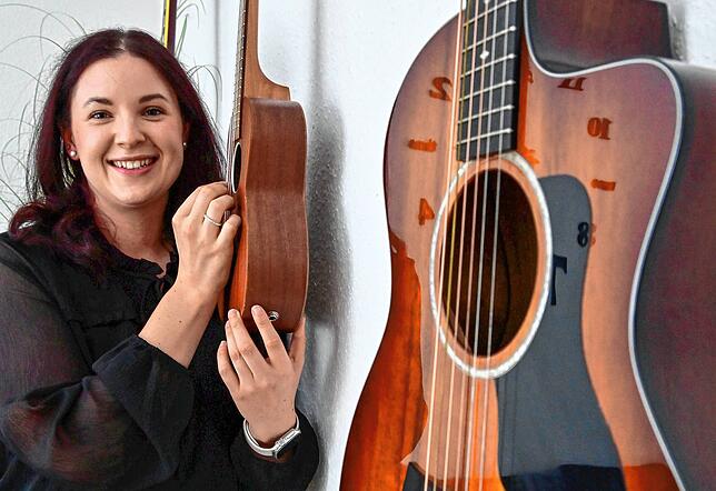 An der Wand in ihrer Wohnung hängen Gitarren und eine Ukulele. Alle Instrumente spielt Silke Vogt auf der Bühne live.