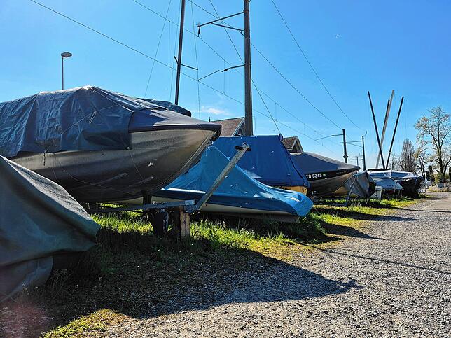 Die Boote am Ufer in Mannenbach am Untersee müssen noch auf ihren Einsatz warten.