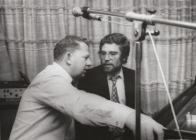 Horst Jankowski (rechts) ist einer der Pianisten, die Brunner-Schwer schon in den 50er-Jahren aufnimmt.