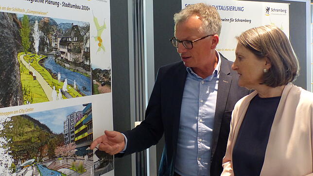 Das Schramberger Konzept für die Revitalisierung der Schiltach wird von Regierungspräsidentin Bärbel Schäfer und Fachbereichsleiter ...
