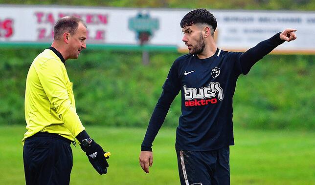 „Sie haben es nicht einfach“, weiß Dawid Armanowski, hier im Gespräch mit Jonas Probst, um die Situation der Schiedsrichter: ...