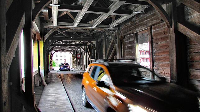 Straßenverkehr unterm stählernen Fallgatter: In der Schweiz sind nur noch zwei dieser Relikte aus dem Zweiten Weltkrieg erhalten.