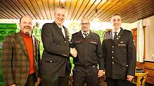 Bürgermeister Josef Herdner (von links), Abteilungskommandant Franz Kienzler und Gesamtkommandant Jochen Löffler (rechts) gratulieren ...