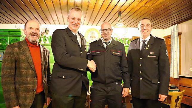 Bürgermeister Josef Herdner (von links), Abteilungskommandant Franz Kienzler und Gesamtkommandant Jochen Löffler (rechts) gratulieren ...