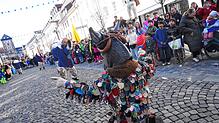 Bild : Die Narren feiern bei wunderschönem Wetter den Fasnet-Umzug am Dienstag