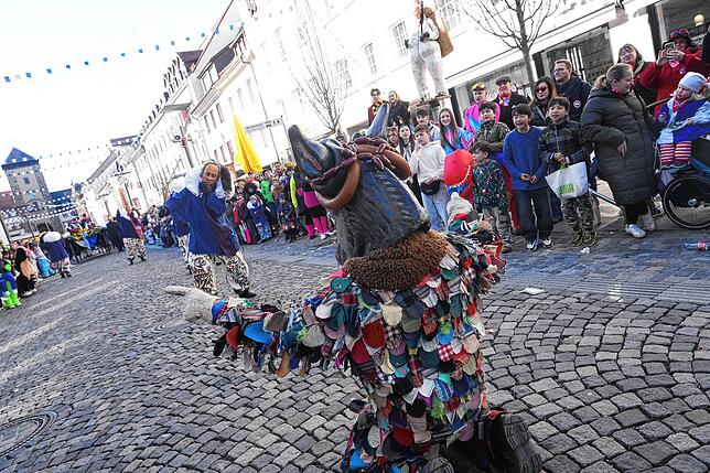 Bild 1: Villinger Fasnet-Umzug: Narren feiern bei strahlendem Sonnenschein – Die besten Bilder!
