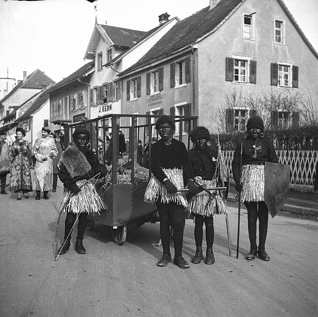 Fröhlicher Rassismus: Eine Stockacher Schülergruppe hat sich 1936 als afrikanische „Wilde“ verkleidet.