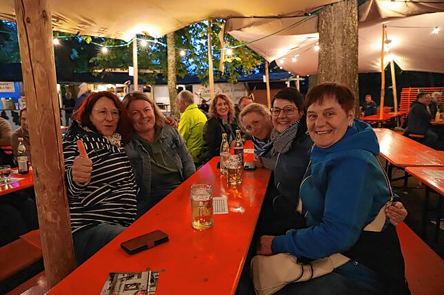 Bild 18: Gute Stimmung trotz schlechtem Wetter auf dem Ostracher Eichbühlfest