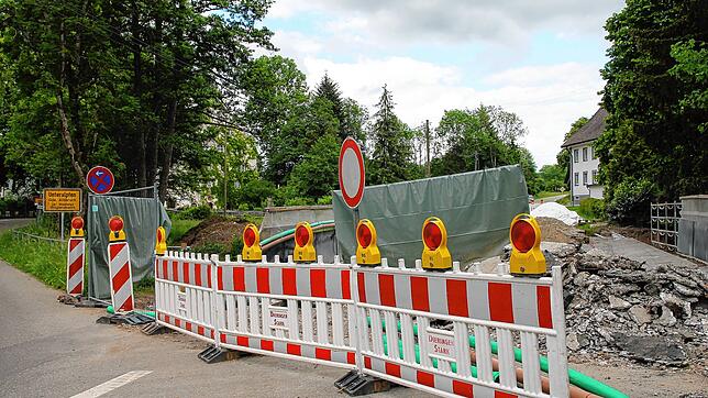 Am unteren Ortseingang wird die Brücke der Kreisstraße 6563 über den Steinbach saniert. Bis zum 31. Juli soll die Strecke wieder für den ...