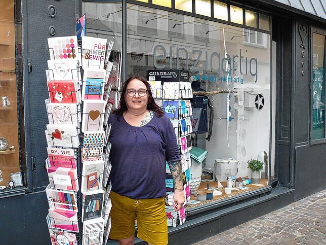 Sybille Werner vor ihrem Deko-Geschäft &bdquo;einzigartig&ldquo; in der Neugasse. Den Ladenraum hat sie zu Ende Dezember gekündigt.