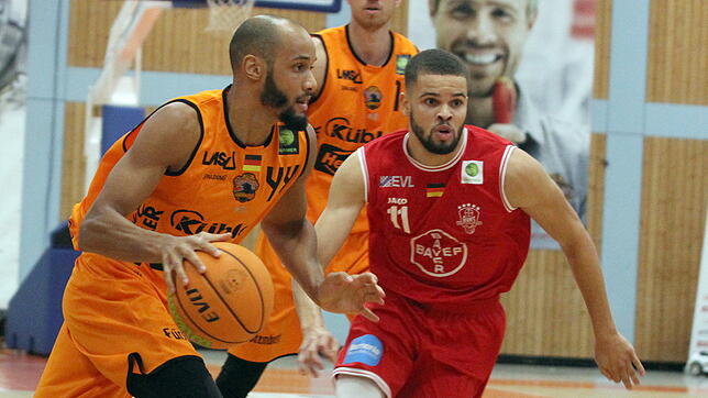 Kevin Bryant (am Ball) war für Trainer Alen Velcic der einzige Spieler der Panthers, der sich in Rostock gegen die Niederlage wehrte.