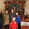 Familie Sutter mit (von links) Bertram, Katja, Simone, Maraike und Karolin feiern Weihnachten mit Lesung der Weihnachtsgeschichte in der ...