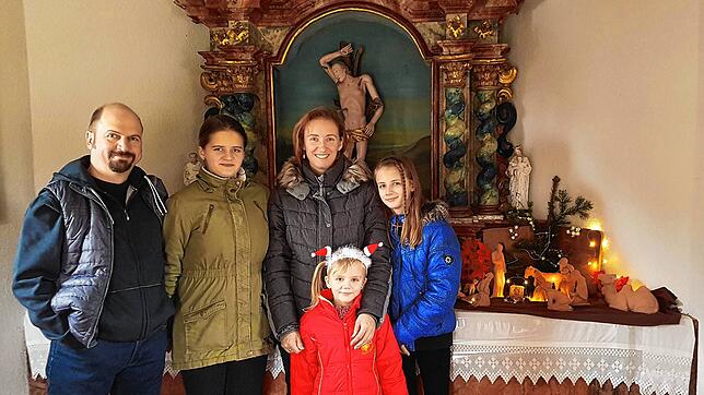 Familie Sutter mit (von links) Bertram, Katja, Simone, Maraike und Karolin feiern Weihnachten mit Lesung der Weihnachtsgeschichte in der ...