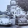 Rudolf Weber (links) und Heiner Greiner stehen stolz neben ihrem jeweils ersten Auto, einem VW-Käfer. Das Foto zeigt die beiden in der ...