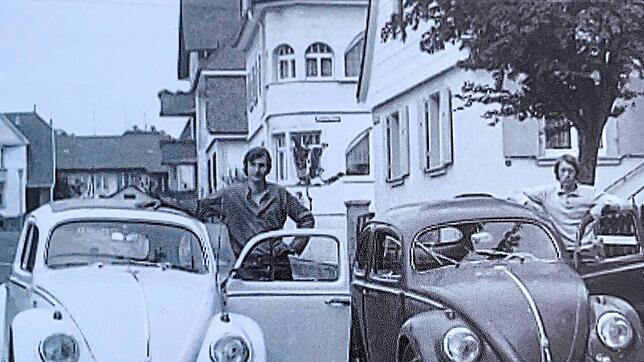 Rudolf Weber (links) und Heiner Greiner stehen stolz neben ihrem jeweils ersten Auto, einem VW-Käfer. Das Foto zeigt die beiden in der ...