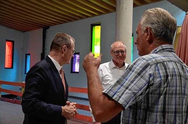 Karl Megerle (rechts) führt Roman Glaser und Thomas Urnauer (von links) durch den Neubau des Winzervereins.