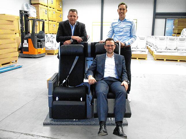Probesitzen auf ZIM-Gestühl: Immenstaads Bürgermeister Johannes Henne (vorne) mit ZIM-CEO Sven Achilles (links) und Raffael Rogg von der ...