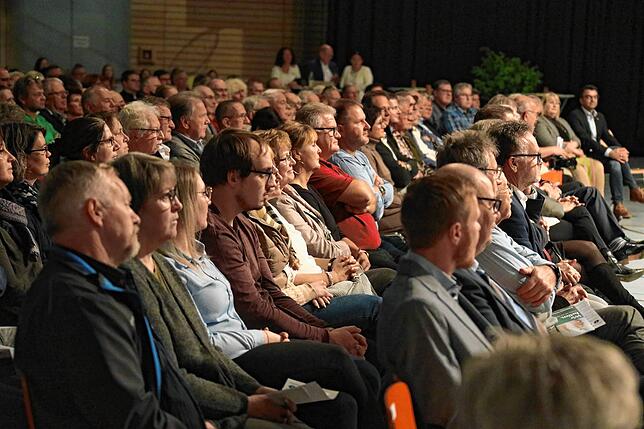 Bild 12: Volle Zuschauerreihen und gute Laune: Bilder vom Benefizkonzert mit dem Heeresmusikcorps