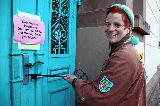 Nanu, wurde da etwa noch das Schloss ausgetauscht? Der Rathausschlüssel, den Susanne Keller beim Rathaussturm ergattert hat, passt nicht ...