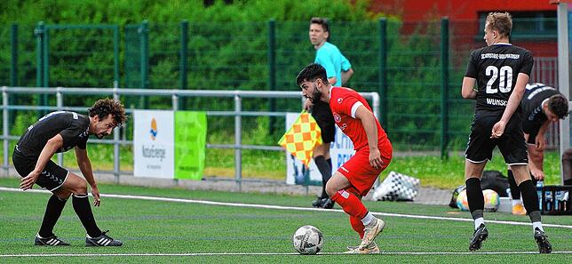 Ioannis Tryfon versucht sich im Duell mit Wollmatingens Johannes Junker.