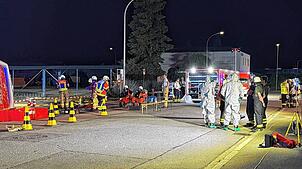 Mit 60 Einsatzkräften war die Feuerwehr viereinhalb Stunden bei Okle im Einsatz, weil nicht klar war, welcher Stoff in einem ...