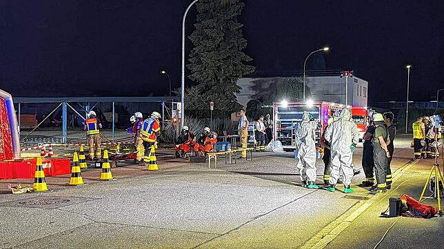 Mit 60 Einsatzkräften war die Feuerwehr viereinhalb Stunden bei Okle im Einsatz, weil nicht klar war, welcher Stoff in einem ...