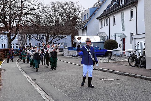 Frisch gestärkt geht&lsquo;s ab durchs Dorf, aber nur ein kurzes Stück im kleinen Kreis, denn: ein echter Umzug ist an diesem Samstag ...