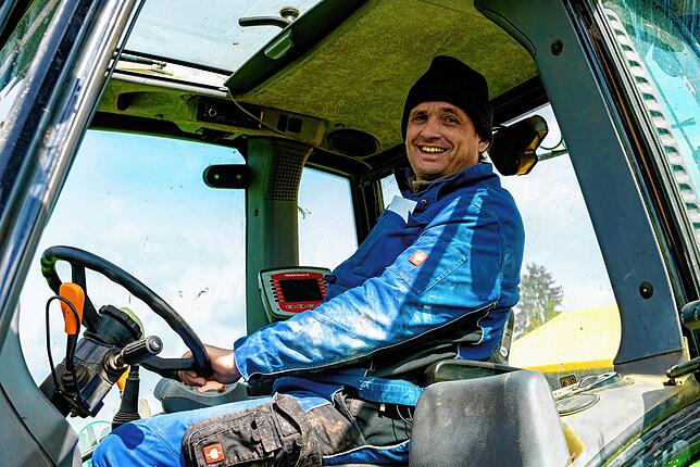 Landwirt Jochen Hauser aus Zollhaus hinterm Lenkrad seines Traktors.