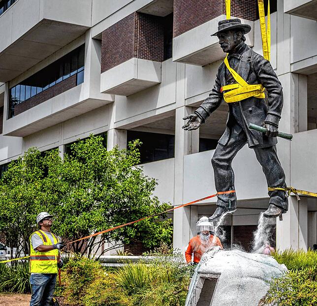 Zwei Arbeiter entfernen im Juni 2020 die Statue von Johann August Sutter vor dem gleichnamigen Krankenhaus in Sacramento, Kalifornien.