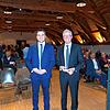 Denis Lehmann und Wahlausschuss-Vorsitzender sowie Noch-Bürgermeister Frank Amann (von links) freuen sich über die sehr hohe ...