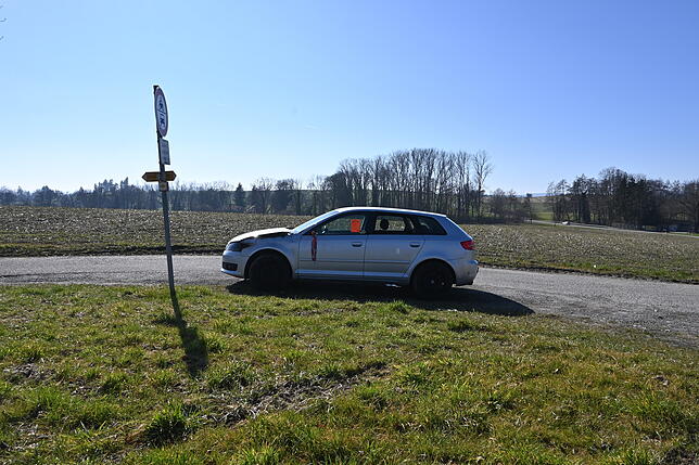 Monatelang stand dieses Auto unweit der B31 bei der Zufahrt nach Hödingen am Wegesrand. Die Stadtverwaltung hat das Fahrzeug ...
