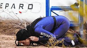 Die Sängerin Katy Perry küsst nach ihrem kurzen Raumflug Mitte April 2025 den Boden. Sie ist eine der ersten Weltraumtouristinnen.