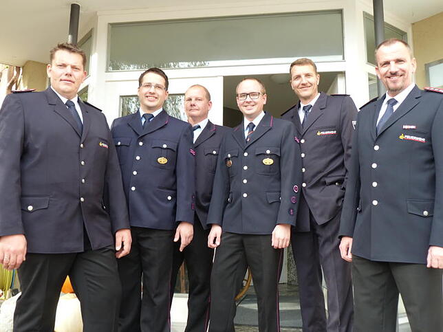 Die Feuerwehr kann drei Mitglieder zum Hauptfeuerwehrmann ernennen. Stadtkommandant Jan Philipp Bäurer (von links) gratuliert Hubert ...