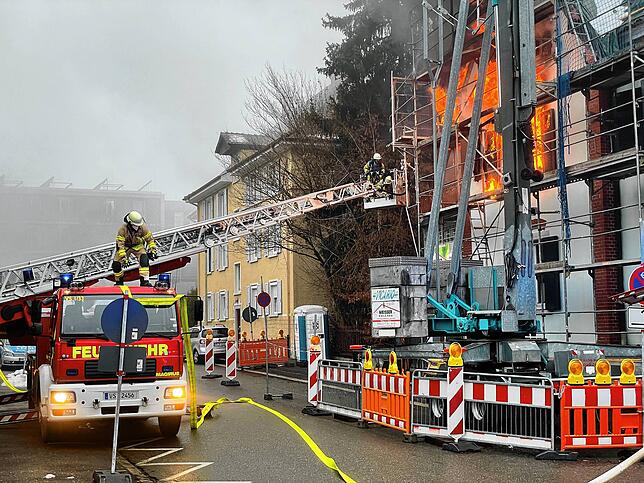 15.20 Uhr wird zunächst ein Dachstuhlbrand gemeldet, doch das Obergeschoss brennt.