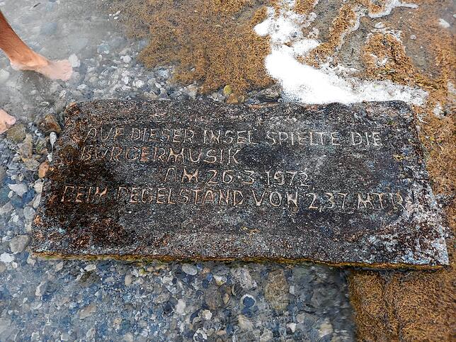 Diese Tafel erinnert an das Volksfest auf der Untiefe aus dem Jahr 1972. Damals fand das Niedrigwasser im März statt.
