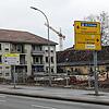 Die Friedenslinde-Kreuzung in Singen wird sich deutlich verändern: Zwei der drei bisherigen Gebäude sind schon abgerissen, um dem ...