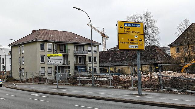 Die Friedenslinde-Kreuzung in Singen wird sich deutlich verändern: Zwei der drei bisherigen Gebäude sind schon abgerissen, um dem ...