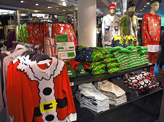 Hässliche Pullover muss niemand mehr selbst stricken. Die passende Kleidung für den Ugly Christmas Sweater Contest gibt es inzwischen in ...
