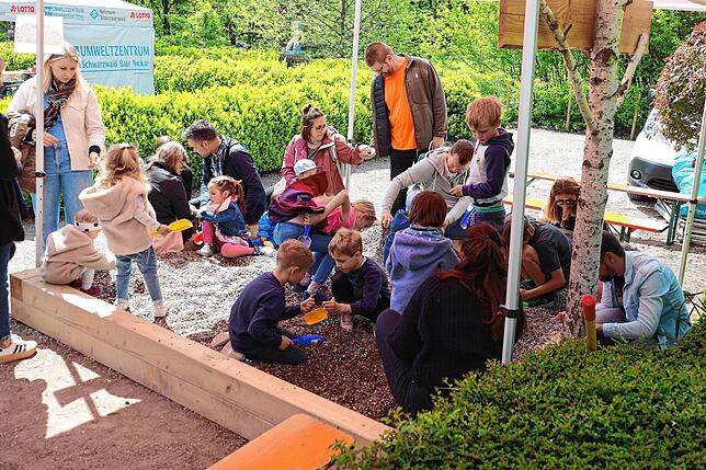 Auf Schatzsuche gehen die Kinder beim Familientag auf dem Stand der Baugenossenschaft Familienheim.