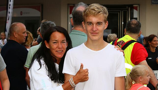 Daumen hoch: Mutter Jeannine fiebert stets mit Fabian mit.